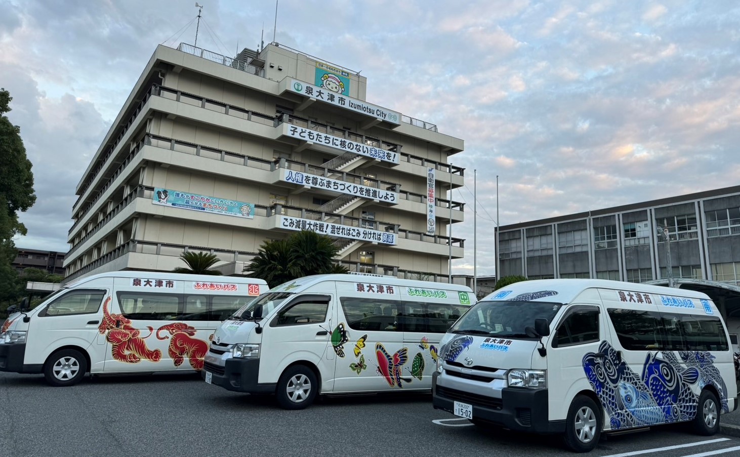 ラッピングをした3台のふれあいバス