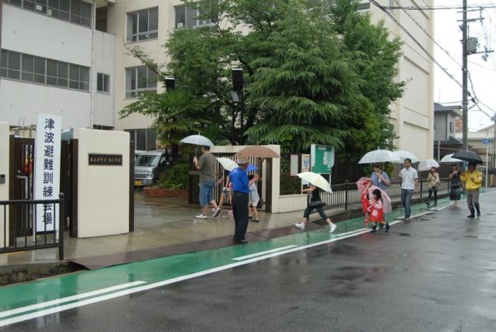 旭小学校に避難する市民