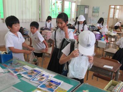 連絡帳を取る子どもたち