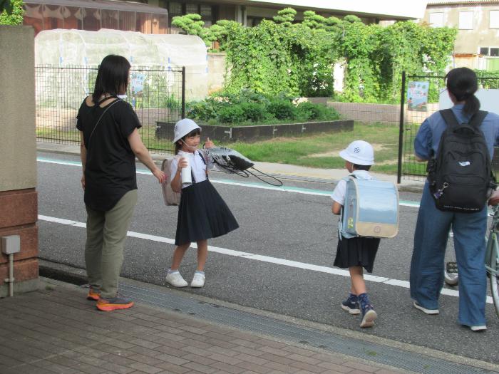 下校する子どもたち