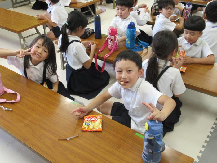 おやつを食べる子どもたち