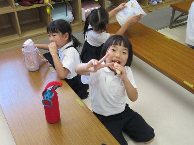 おやつを食べる子どもたち