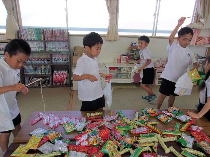 お菓子つりを楽しむ子どもたち