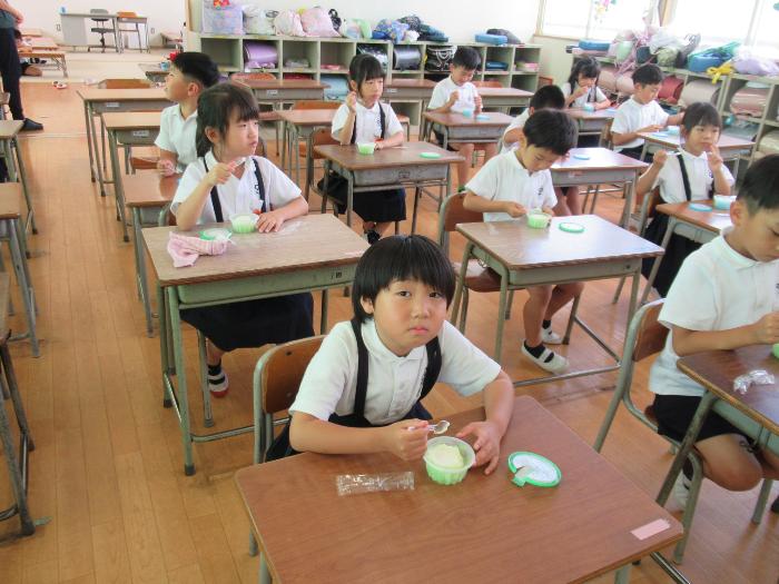 おやつを食べる子どもたち