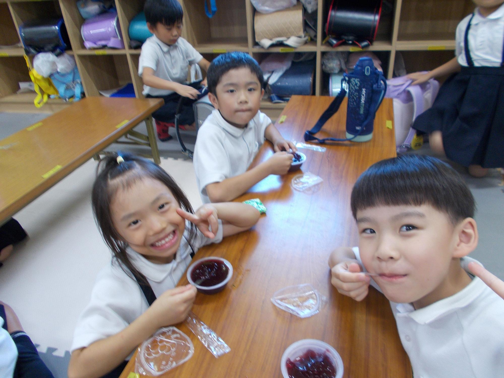 おやつを食べる子どもたち