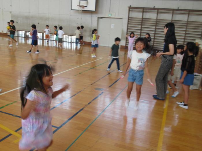 縄跳びをする子どもたち