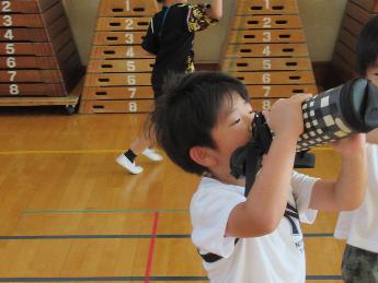 水分補給をする子どもたち