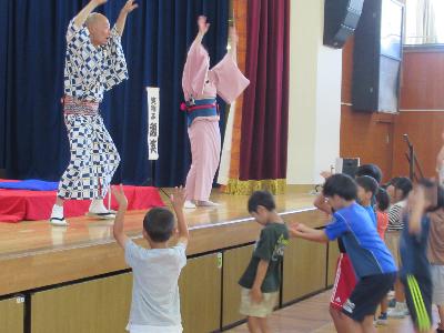 体を動かす子どもたち