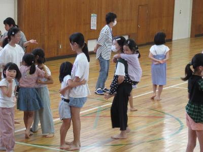 体育館で遊ぶ子どもたち