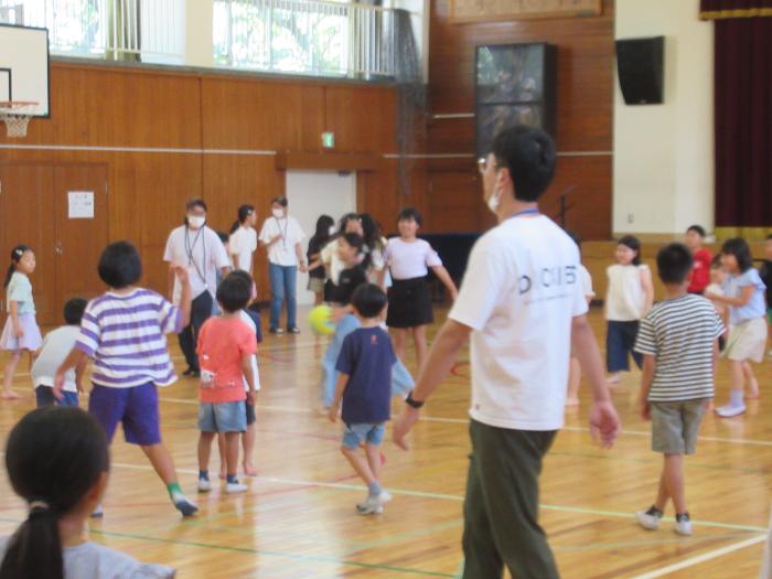 体育館で遊ぶ子どもたち