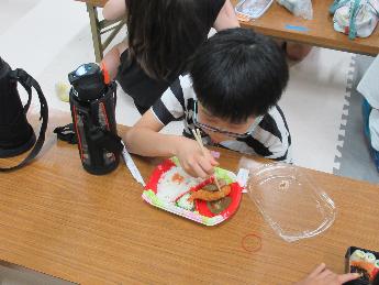 お弁当を食べる子ども