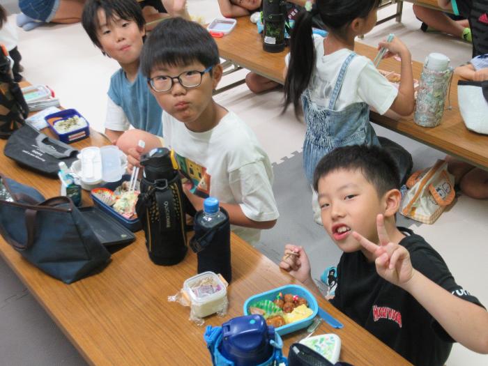 お弁当を食べる子どもたち