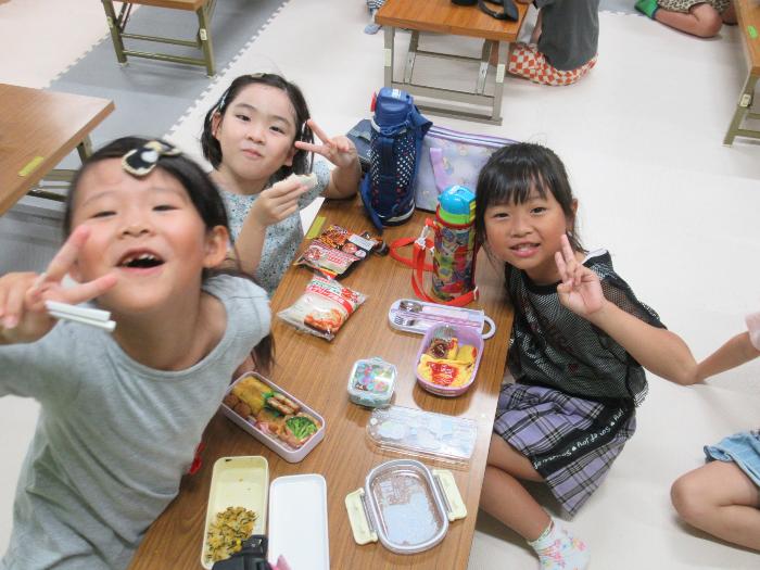 お弁当を食べる子どもたち