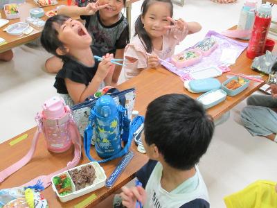 お弁当を食べる子どもたち