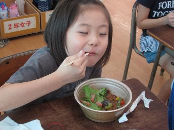 お弁当を食べる子ども