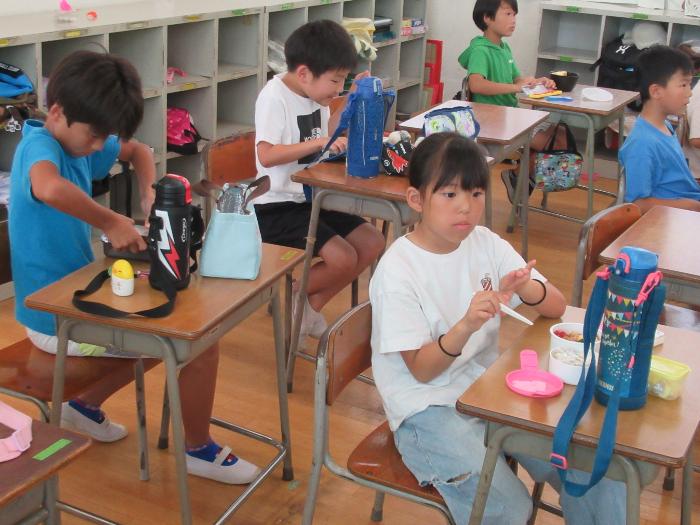 お弁当を食べる子どもたち