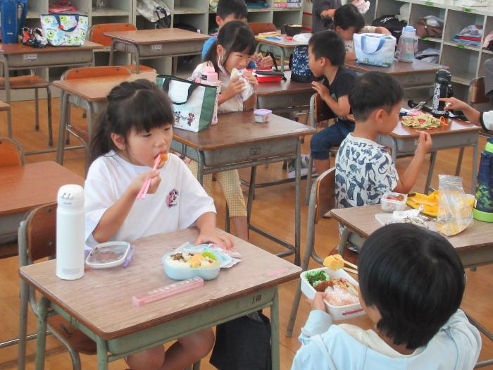 お弁当を食べる子どもたち