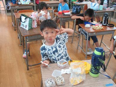 お弁当を食べる子どもたち