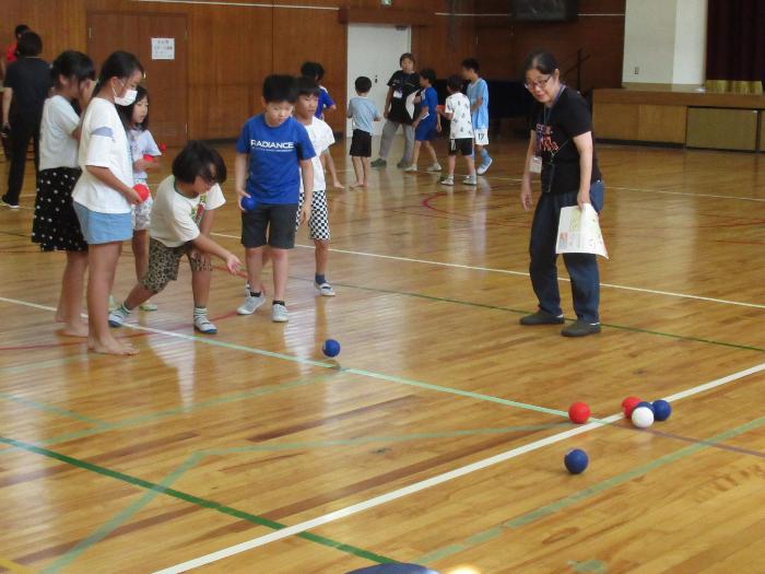 ボッチャをする子どもたち