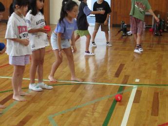 ボッチャをする子どもたち