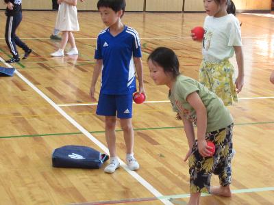 ボッチャをする子どもたち