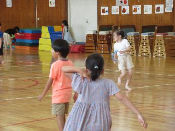 体育館で遊ぶ子どもたち