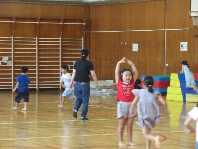 体育館で遊ぶ子どもたち