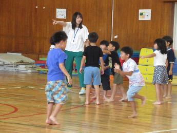 体育館で遊ぶ子どもたち