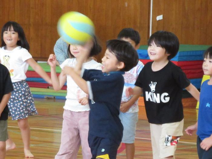 体育館で遊ぶ子どもたち