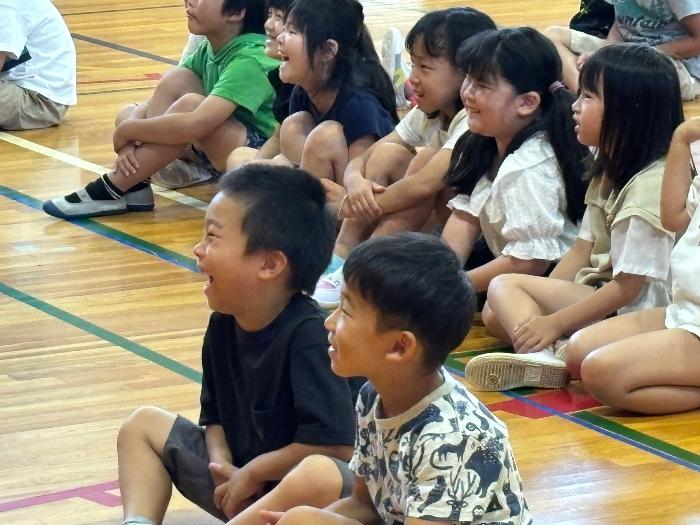 落語を見る子どもたち