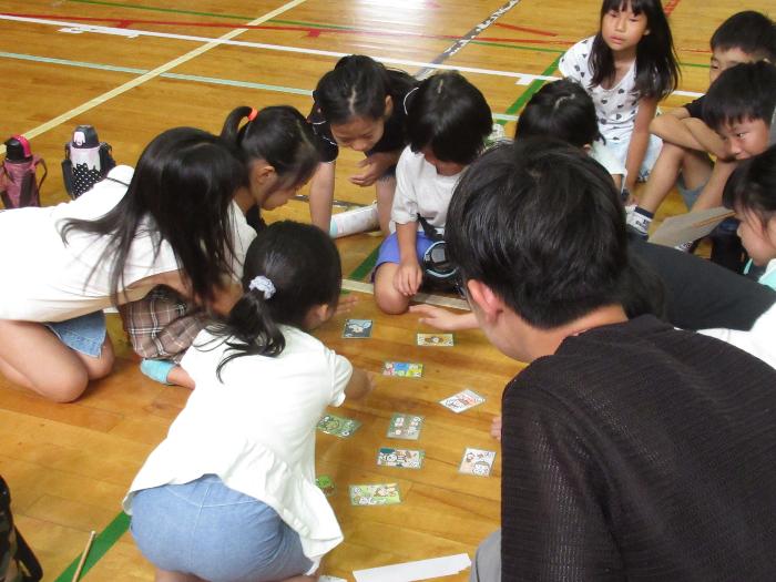 カルタをする子どもたち