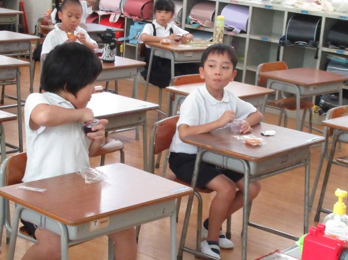 おやつを食べる子どもたち