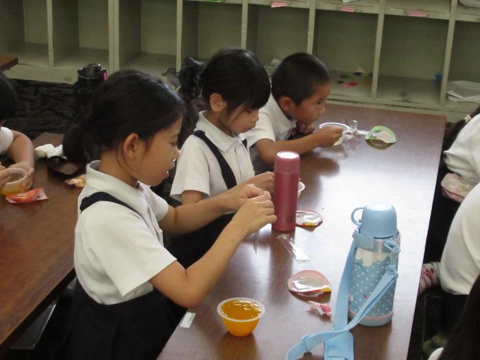 おやつを食べる子どもたち