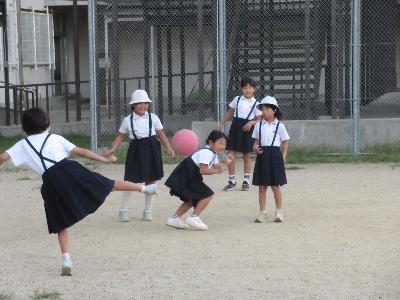 ドッジボールをする子どもたち