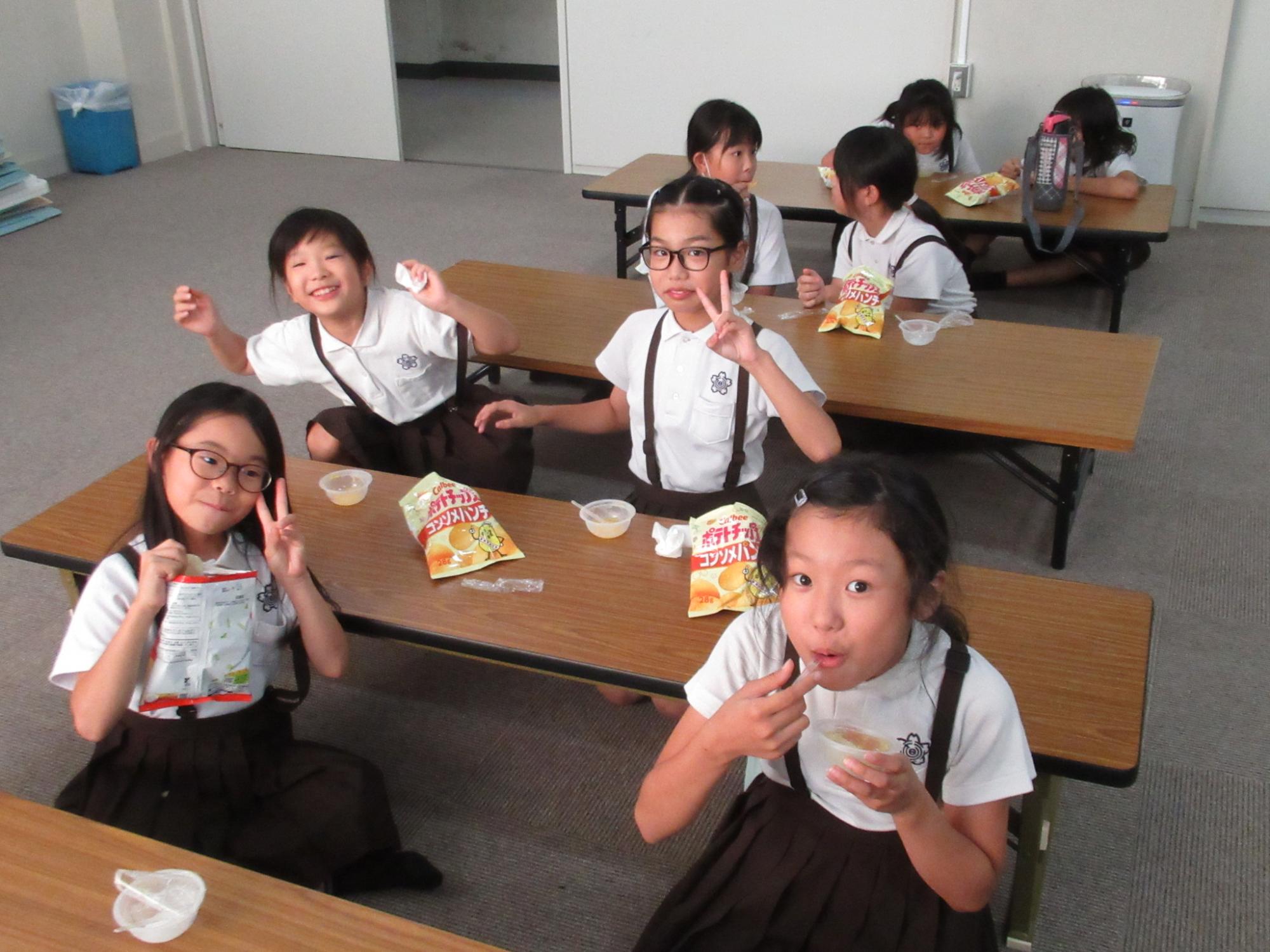 おやつを食べる子どもたち