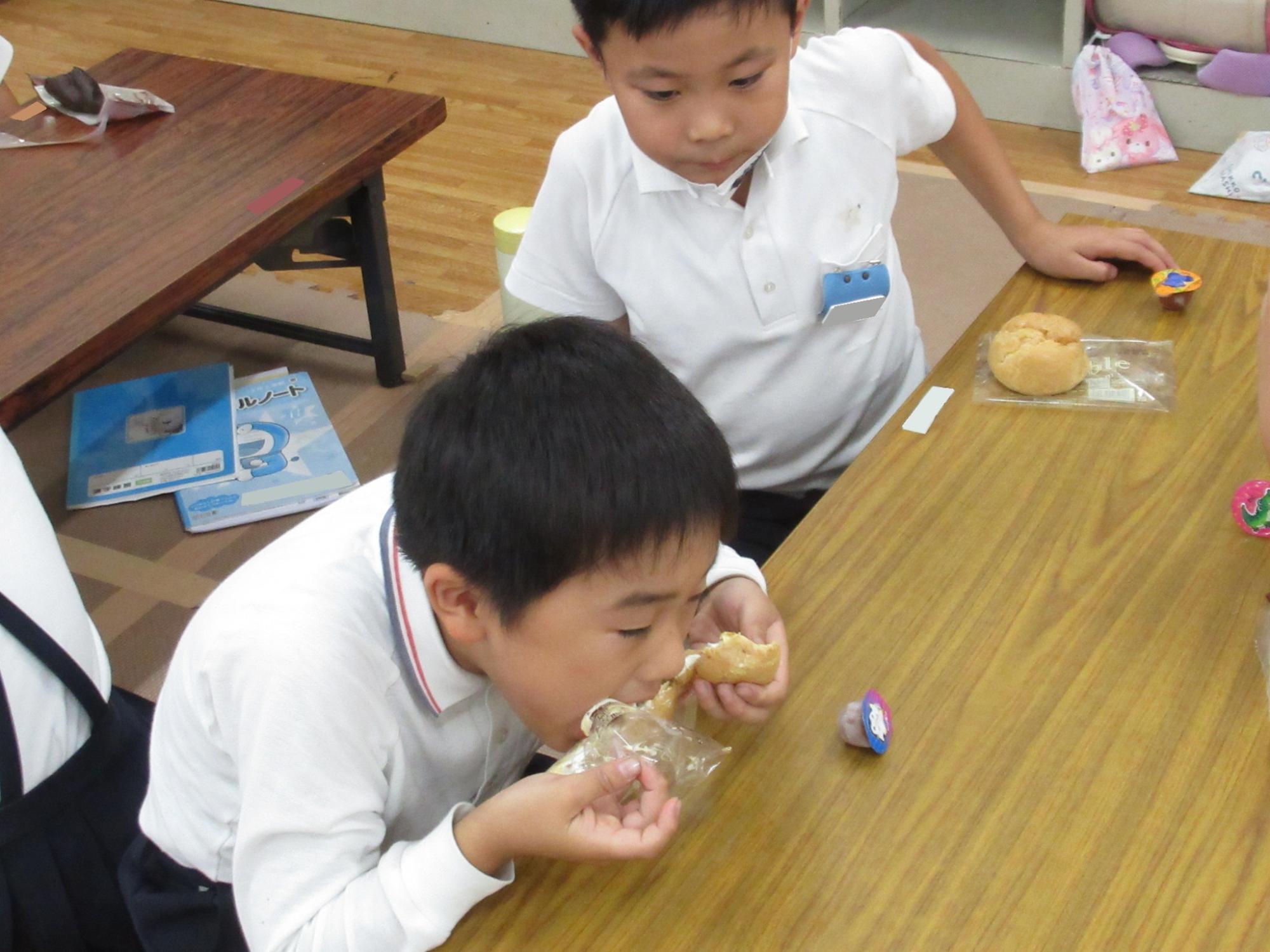 おやつを食べる子どもたち