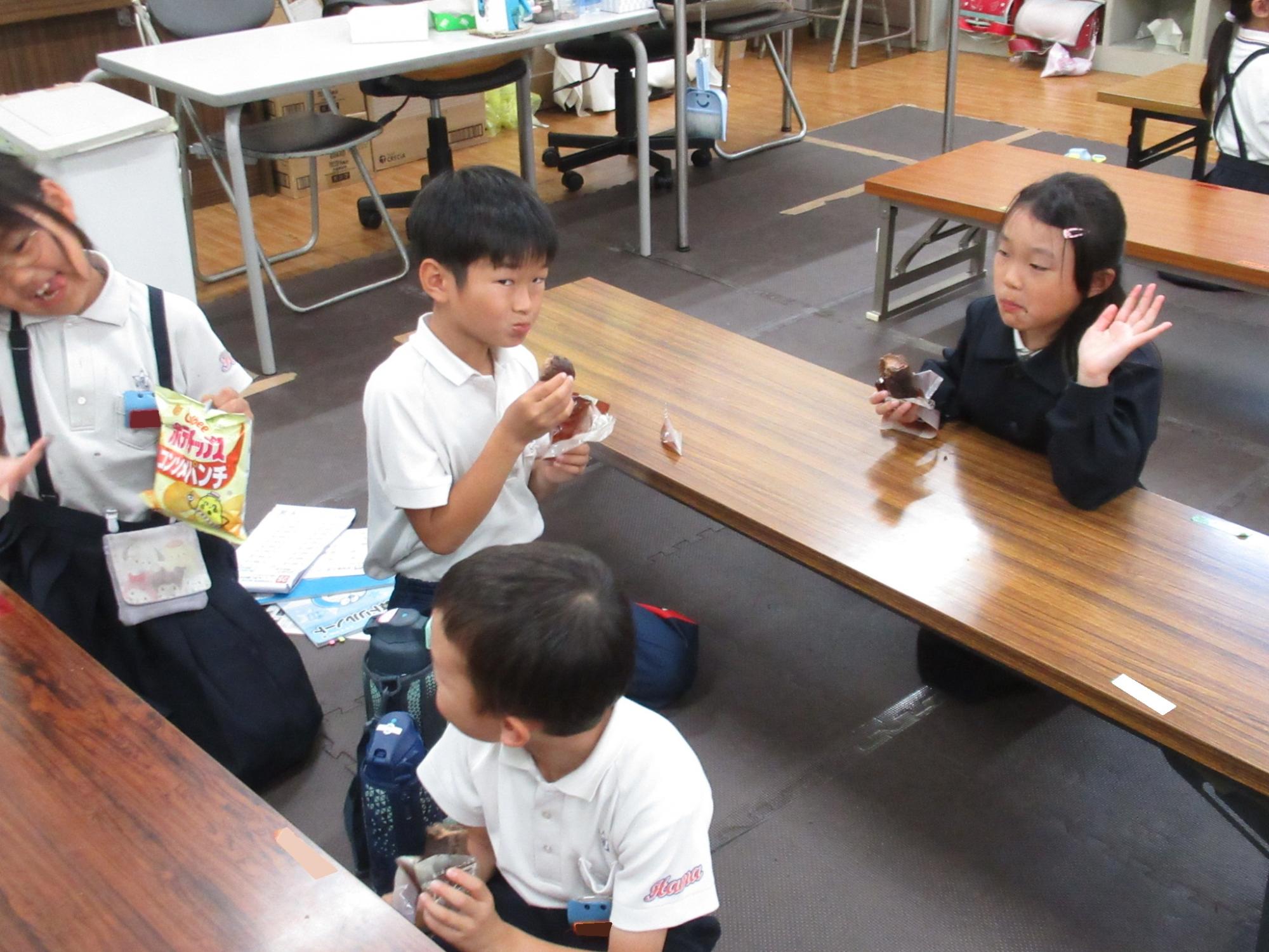 おやつを食べる子どもたち