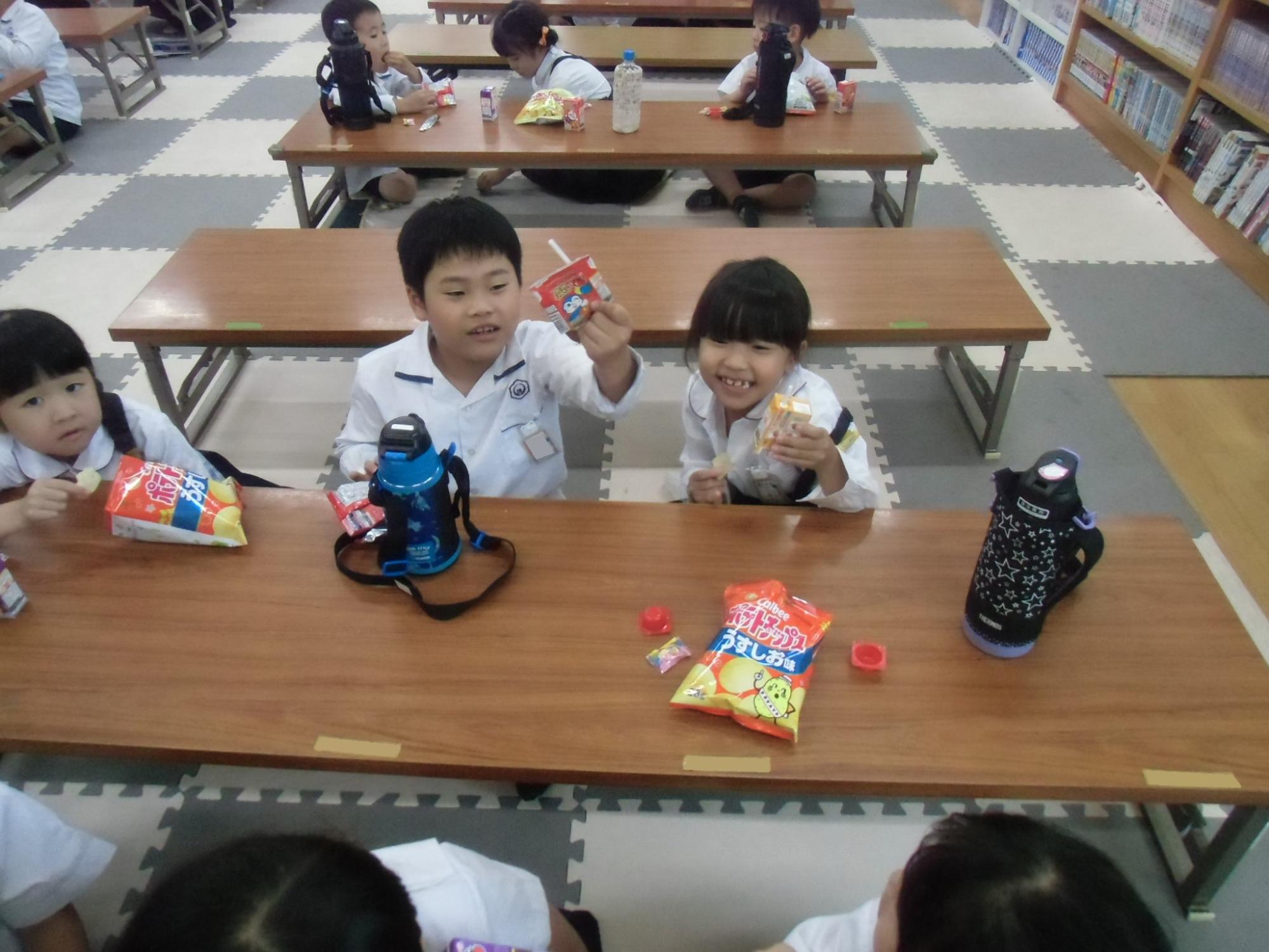 おやつを食べる子どもたち