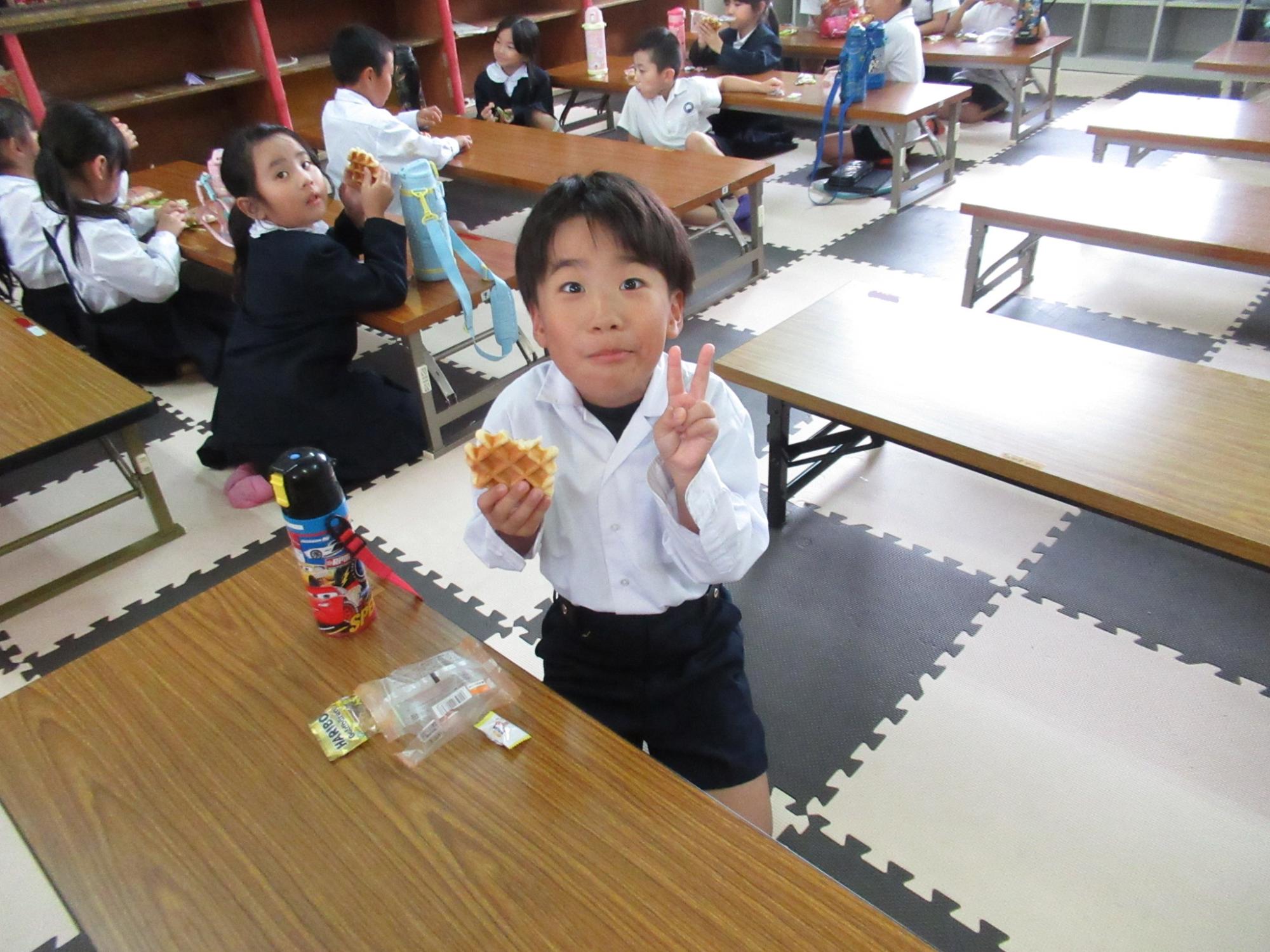 おやつを食べる子どもたち