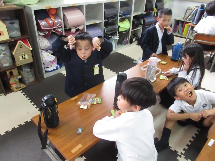 おやつを食べる子どもたち