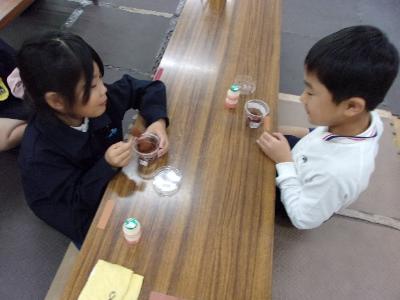 おやつを食べる子どもたち