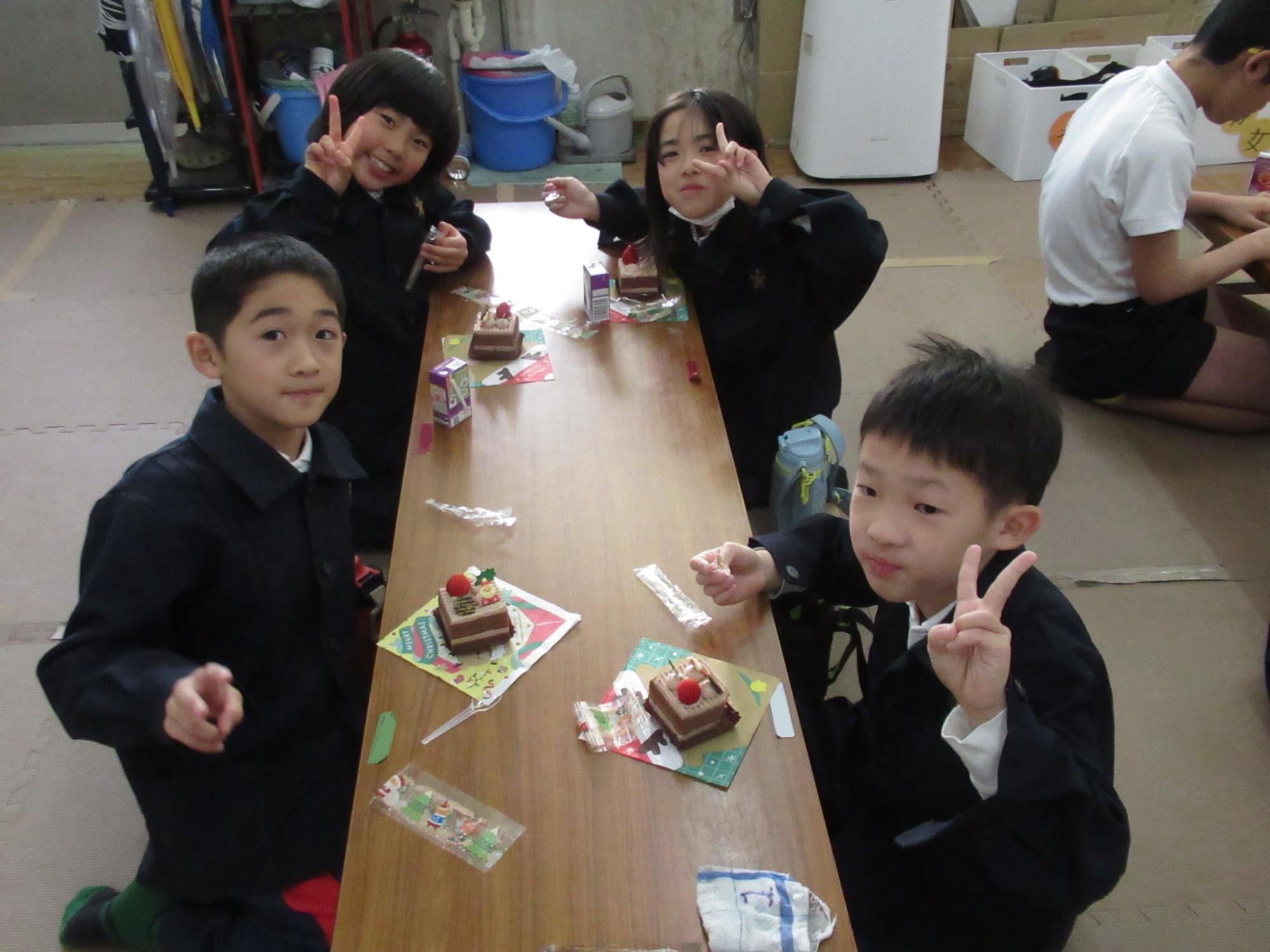 おやつを食べる子どもたち