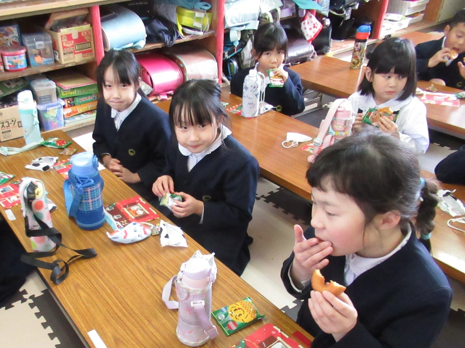 おやつを食べる子どもたち