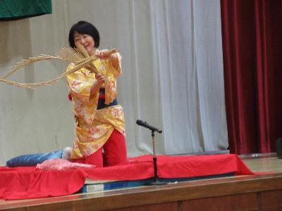 南京玉すだれを演じる落語家