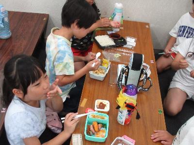 弁当を食べる子どもたち