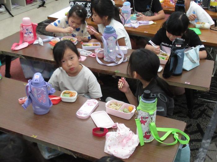 弁当を食べる子どもたち