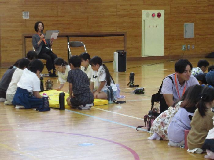 カルタをする子どもたち