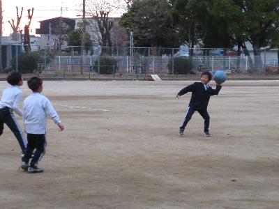 ドッジボールをする子どもたち