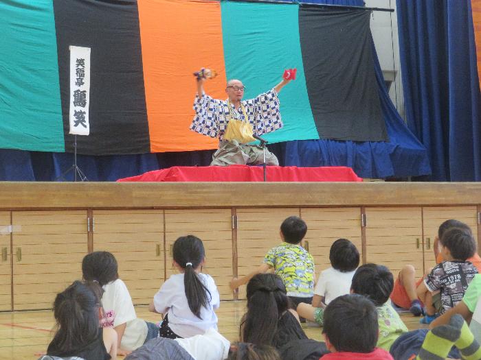 落語西遊記を熱演する鶴笑さん