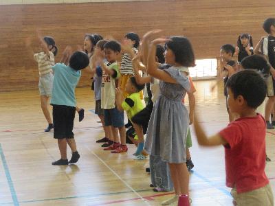 幸せなら手をたたこうをいっしょに踊りました